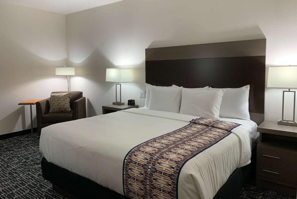 King Room with Roll-In Shower - Mobility/Hearing Accessible - Non-Smoking interior